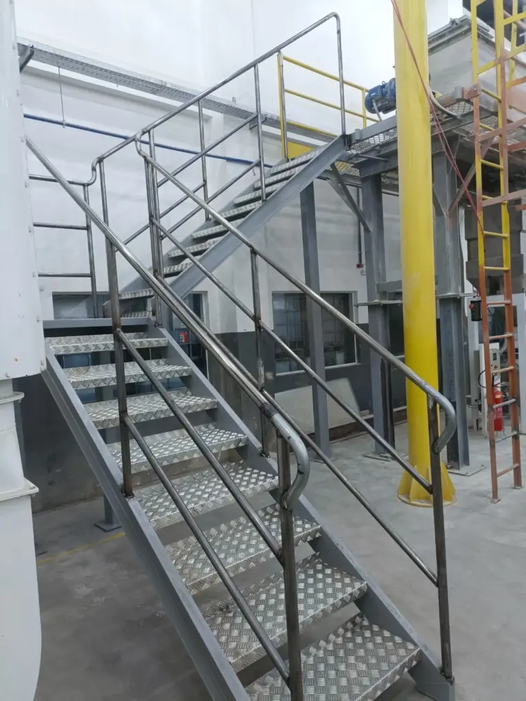 escadas de acesso em ambientes industriais