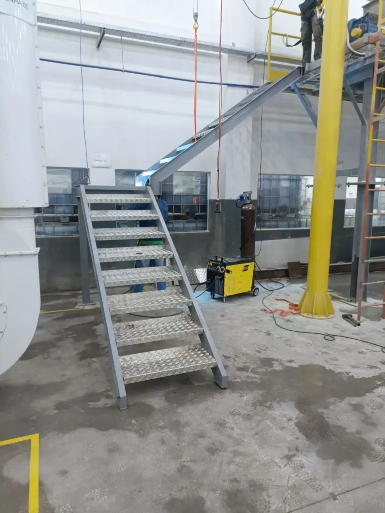 escadas metálicas para indústria alimentícia