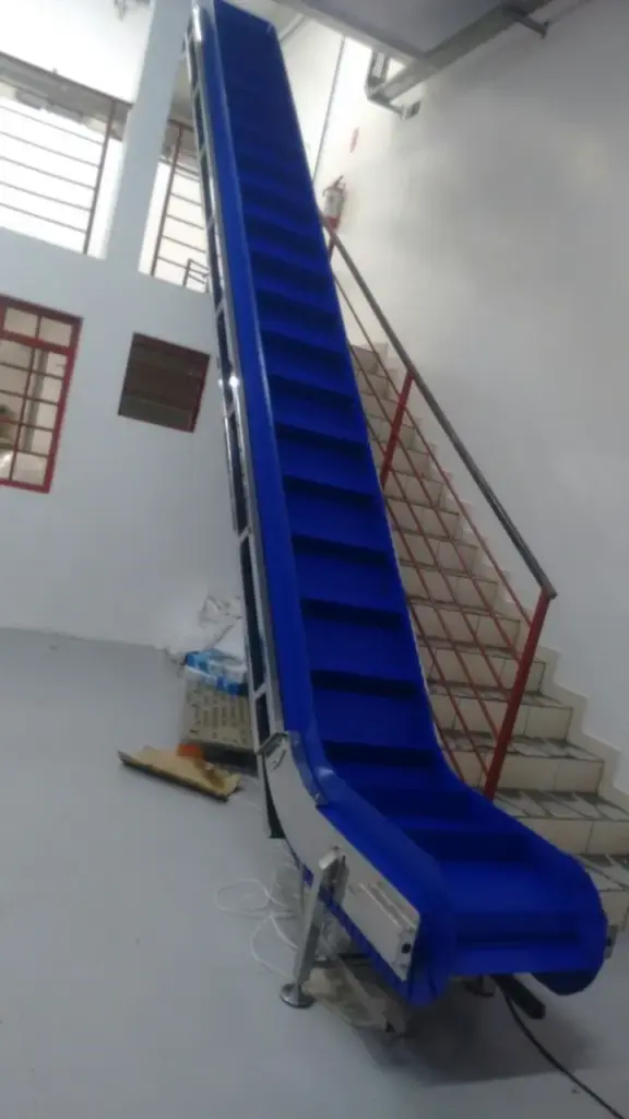 Esteira transportadora para fábricas alimentícias