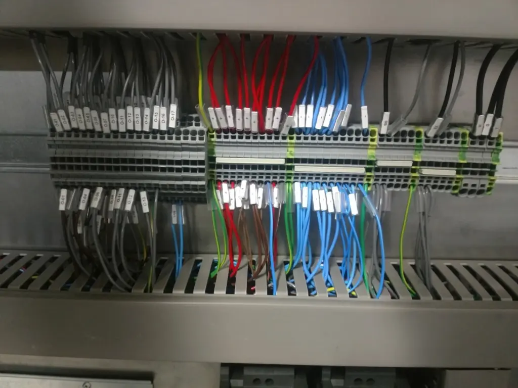 projetos de engenharia com quadros de comando