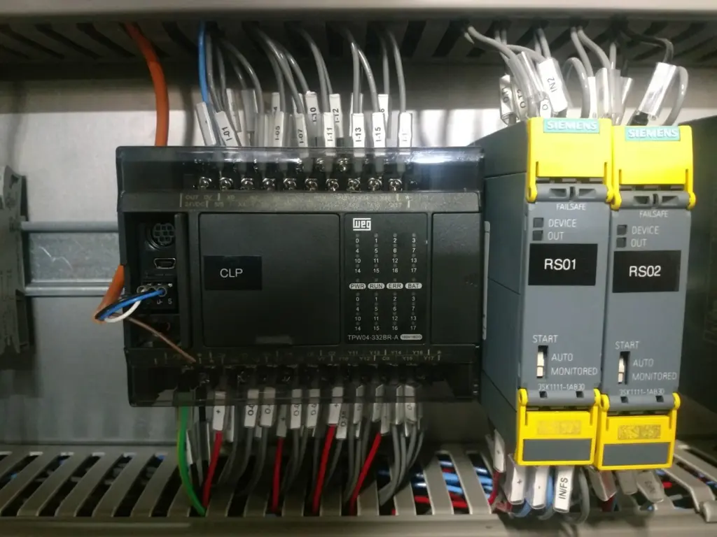 projetos de engenharia com quadros de comando