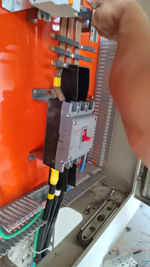 projetos de engenharia com quadros de comando